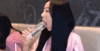 口红掉色喝水尴尬怎么办,口红掉色怎么办教你一招拒绝尴尬