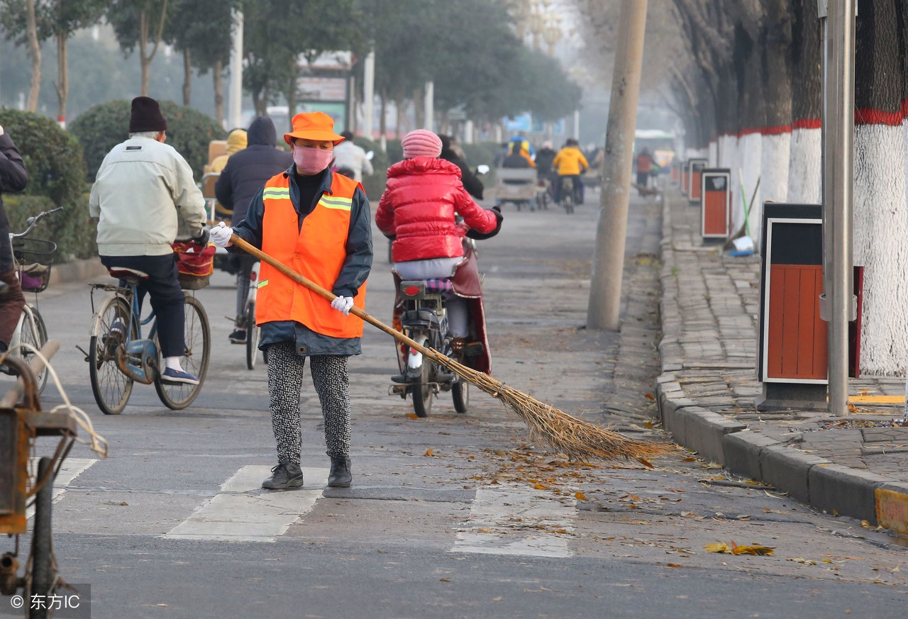 致敬城市黄玫瑰,不畏严寒酷暑坚守岗位,城市中最可爱的人