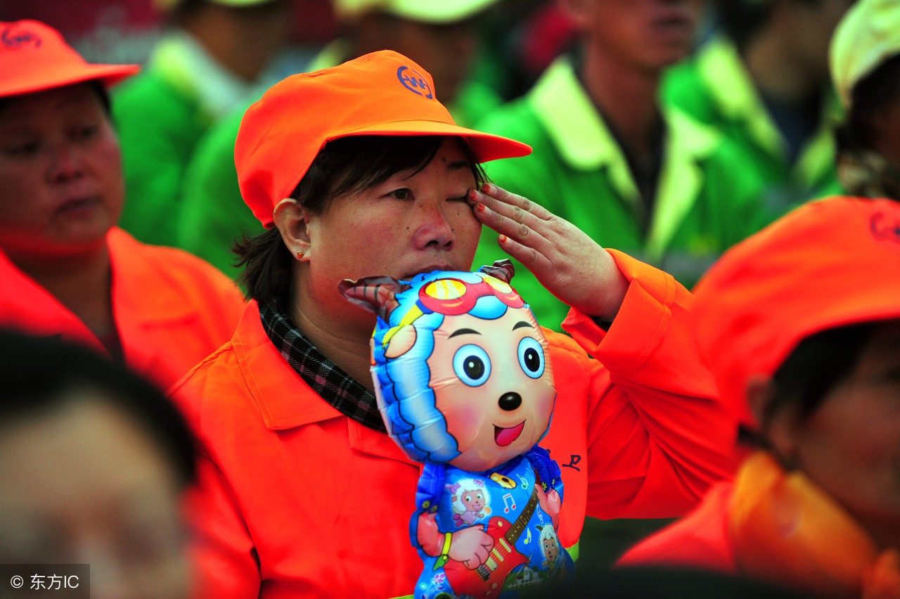 致敬城市黄玫瑰,不畏严寒酷暑坚守岗位,城市中最可爱的人