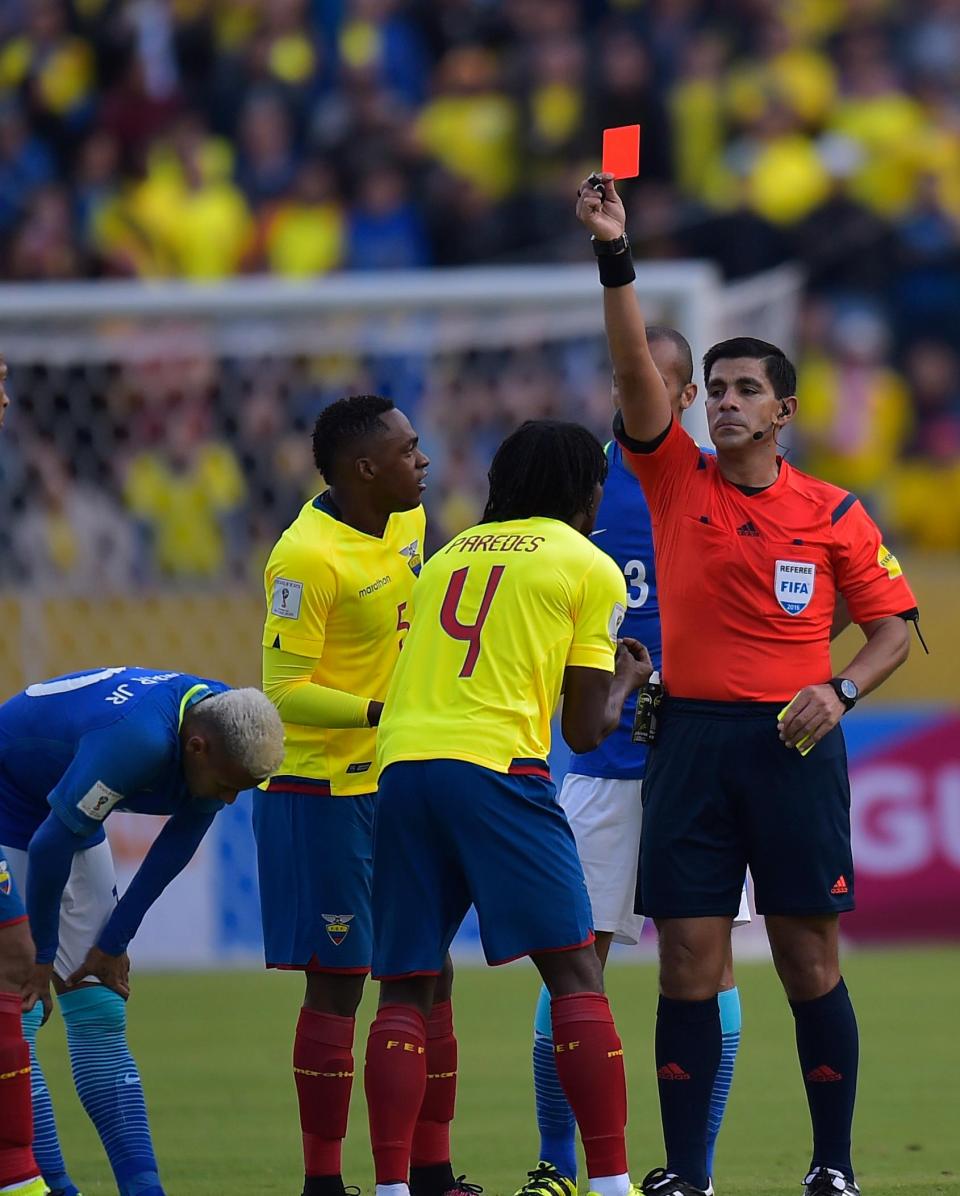 一般一场球赛会有几张黄牌,见过蓝牌黄牌就是没见过黑牌