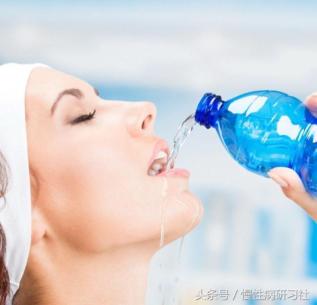 中暑了怎么办夏季中暑的急救方法,在烈日炎炎下防止中暑应该喝什么