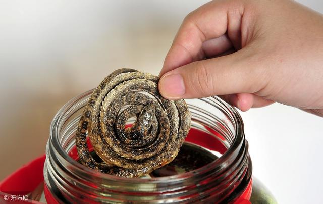 民间泡的蛇酒蜈蚣酒,蜈蚣泡酒最好是什么酒