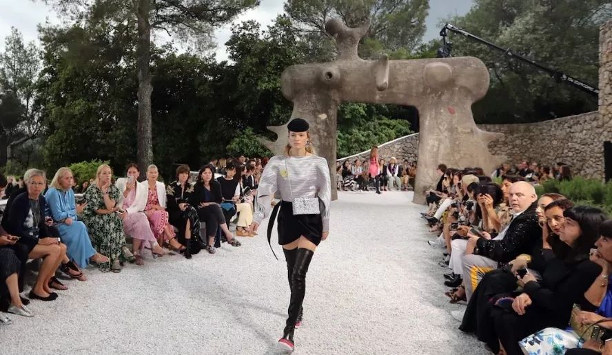 LV天价请法师做法；奥克兰最脏餐厅公布；NZ女子获赔$2030万只因……