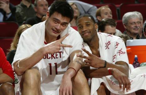 时尚教父级人物！的确，联盟敢穿“鸳鸯鞋”的他是第一个！