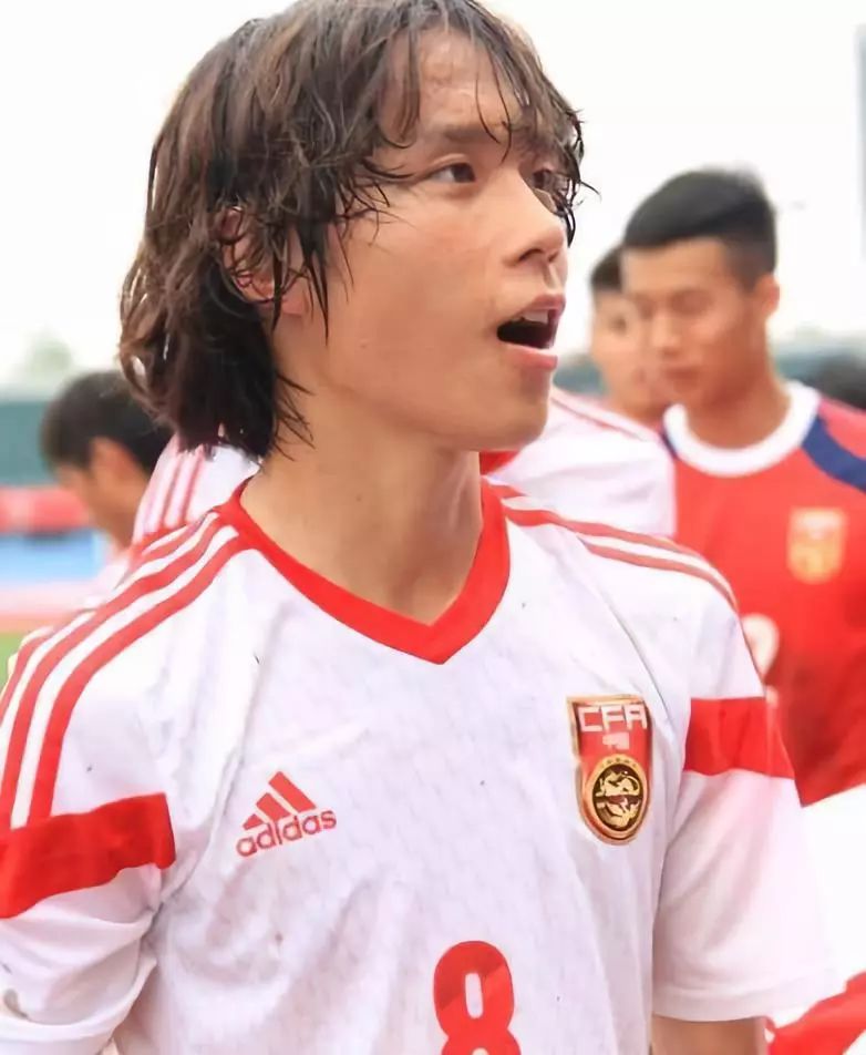 国外唱中国国歌激动到流泪,异国他乡唱国歌催泪视频