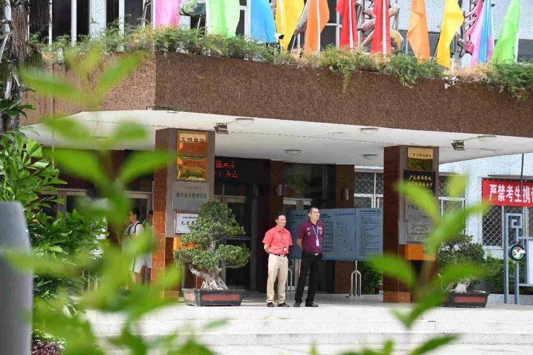 高考汕头几个考场,高考第一天学校门口人山人海