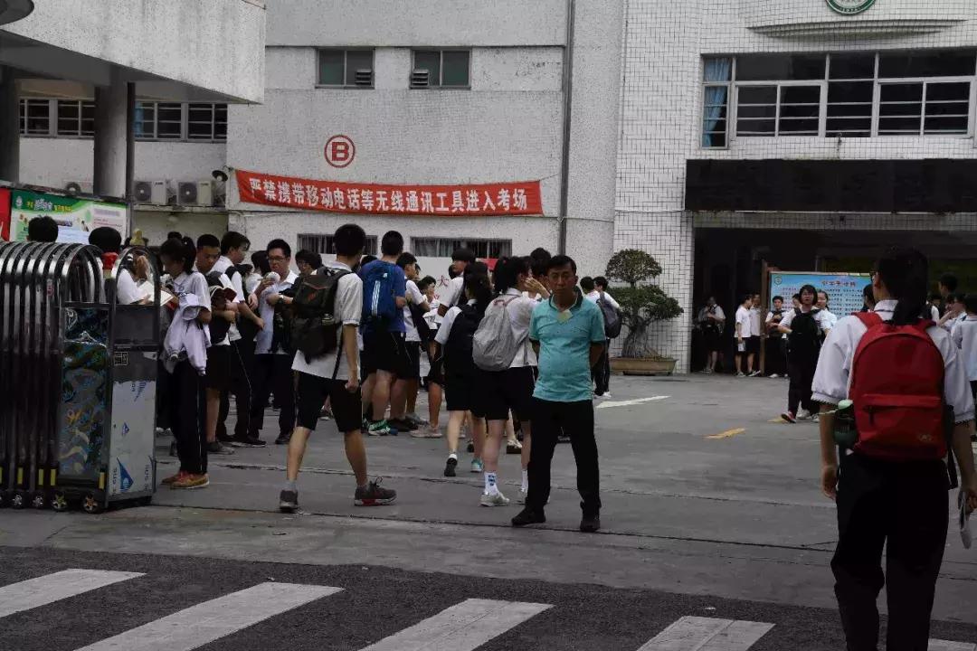 高考汕头几个考场,高考第一天学校门口人山人海