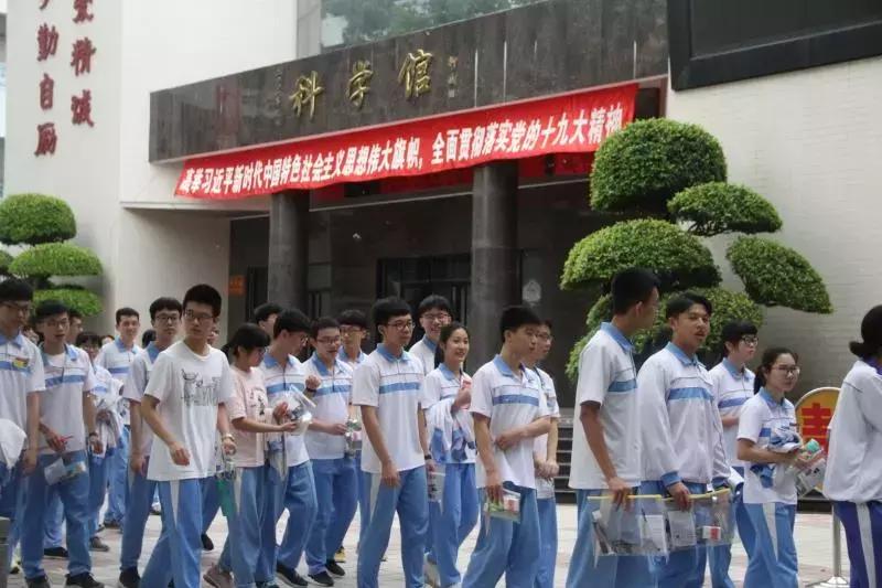 高考汕头几个考场,高考第一天学校门口人山人海