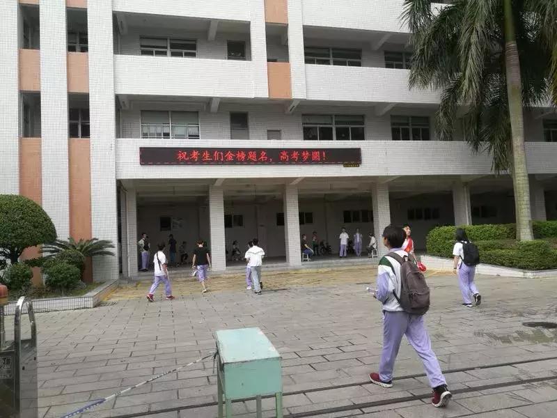 高考汕头几个考场,高考第一天学校门口人山人海