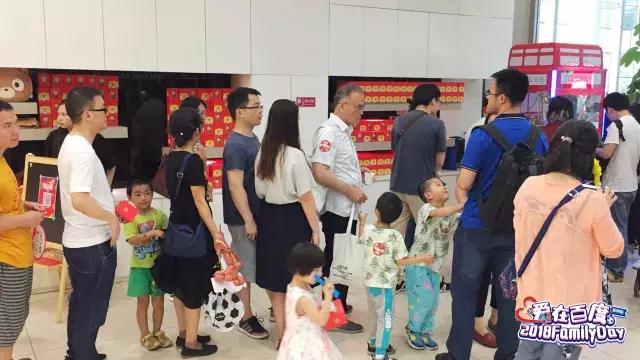 世界杯开幕人群组成球员踢球,百度世界杯活动