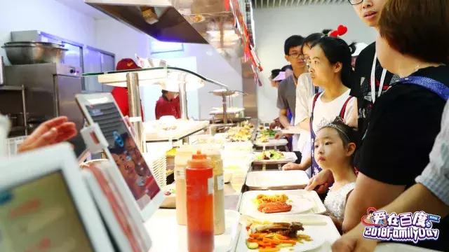 世界杯开幕人群组成球员踢球,百度世界杯活动