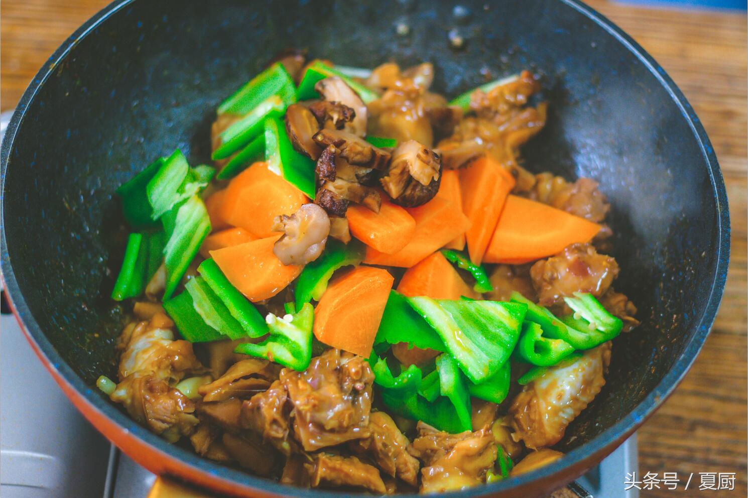 香嫩滑口的黄焖鸡家庭版做法来了,黄焖鸡这样做简单易学鲜香味美