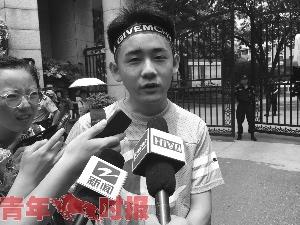 考生走出高考考场的特殊方式,第一批00后已踏入大学