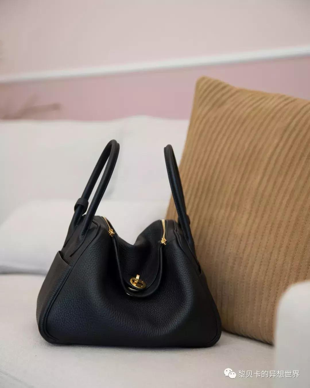 她们买了不少包，但天天背的还是这几个