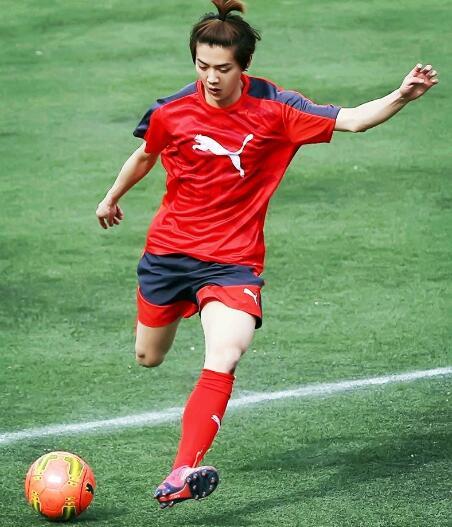 娱乐圈会踢足球的明星,最会踢球的男明星