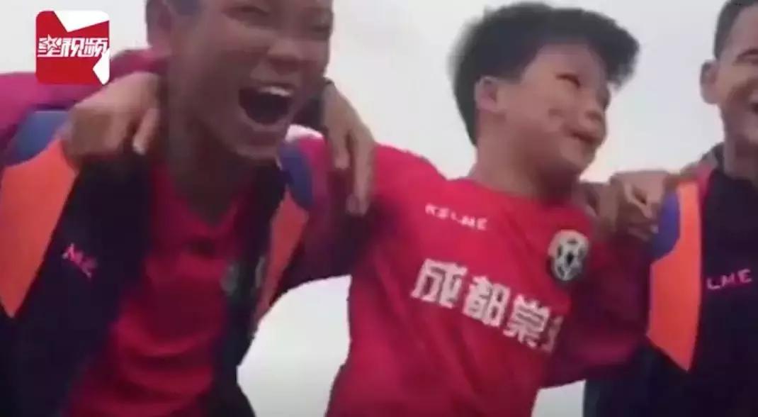 法国世界足球杯夺冠归来全国沸腾,中国足球感动全网