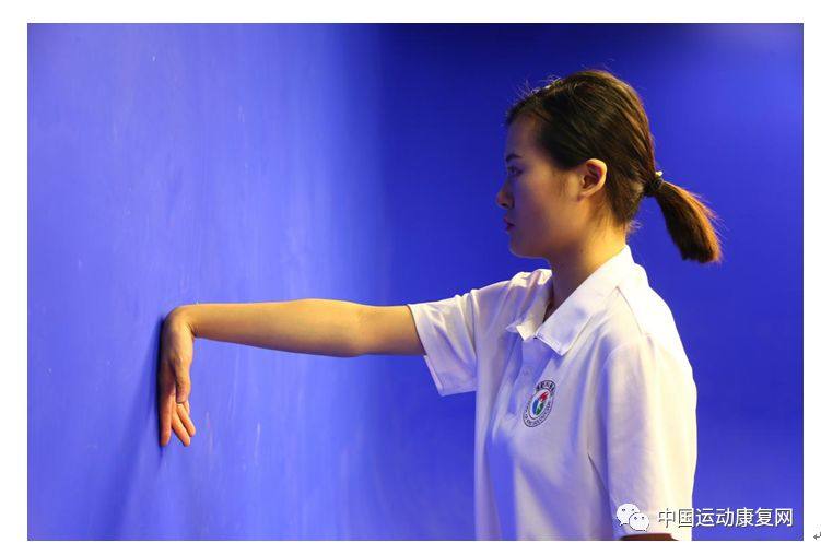 网球肘拉筋,得了网球肘如何继续网球训练