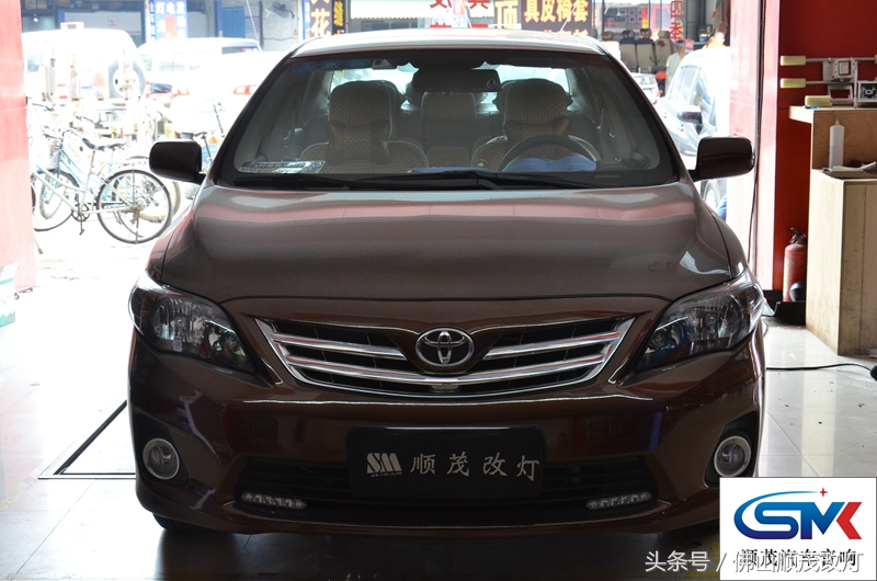 卡罗拉车主换了LED灯，对着墙看很开心，结果到了晚上就哭了