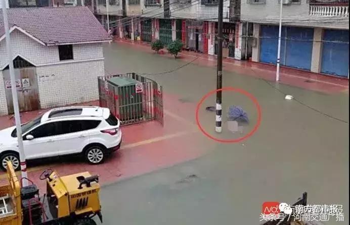 暴雨中被困车内母子获救,暴雨一对母子遇险