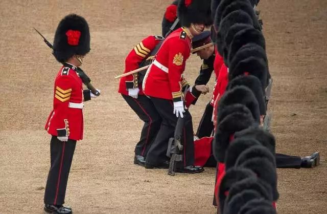 就在今天，女王奶奶官方生日皇家阅兵庆典有去围观的吗？