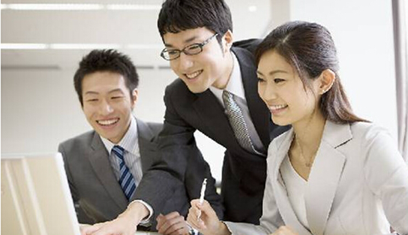 如果遇到一个经常骂你无能、摧毁你自信的上司，你要立刻这样做！