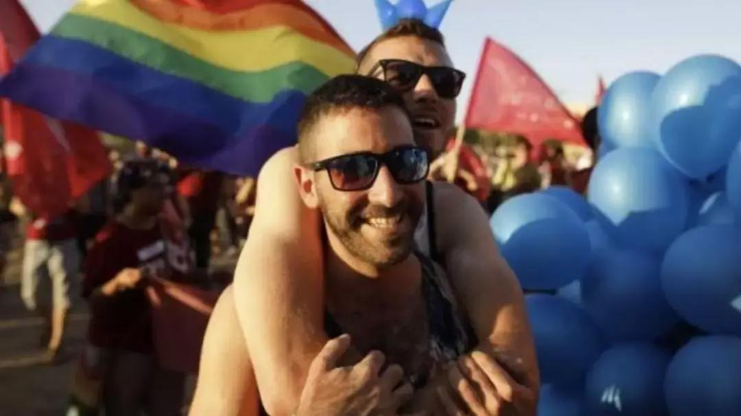 女生参加音乐节，突然感觉双腿间热热的，一回头顿时觉得恶心至极