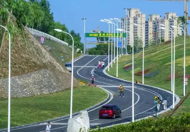 在跑道上尽情挥洒汗水,在运动场上肆意挥洒汗水