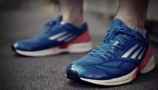 跑步跑到脚趾甲盖里面有水泡图片,跑步脚上出现黑趾甲该怎么处理