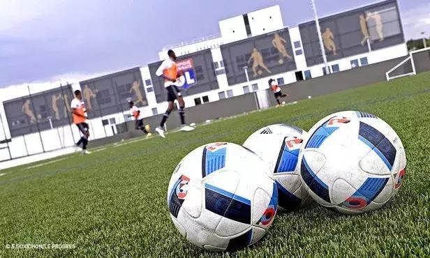 签约仪式足球,青训签约仪式