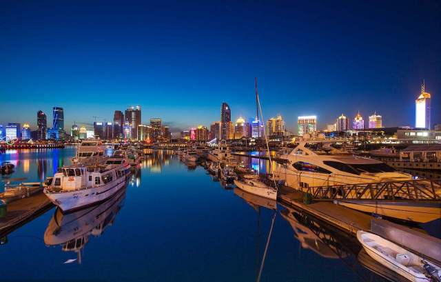 晚上在青岛吹着海风吃海鲜,青岛吹着海风吃着烧烤