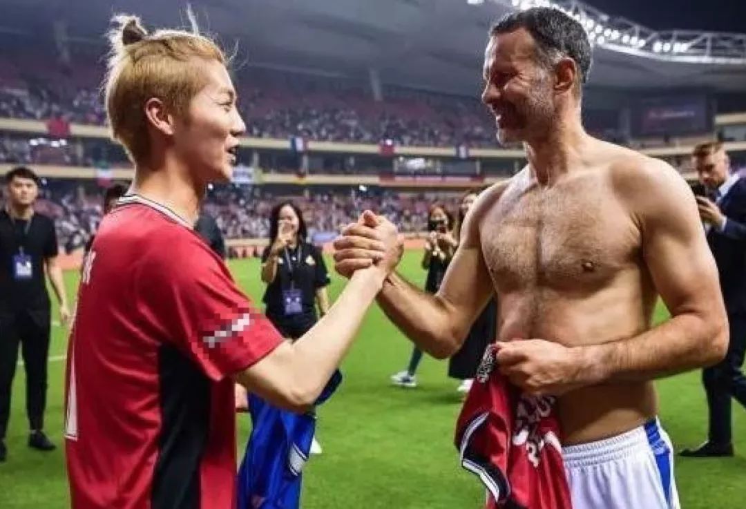 鹿晗跨界解说世界杯,鹿晗玩火力对决