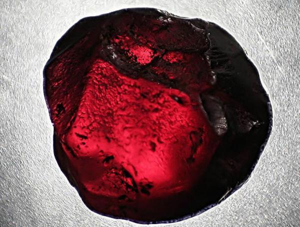 这石头有水果名字，有人称它为女性之石或一月出生者的守护石