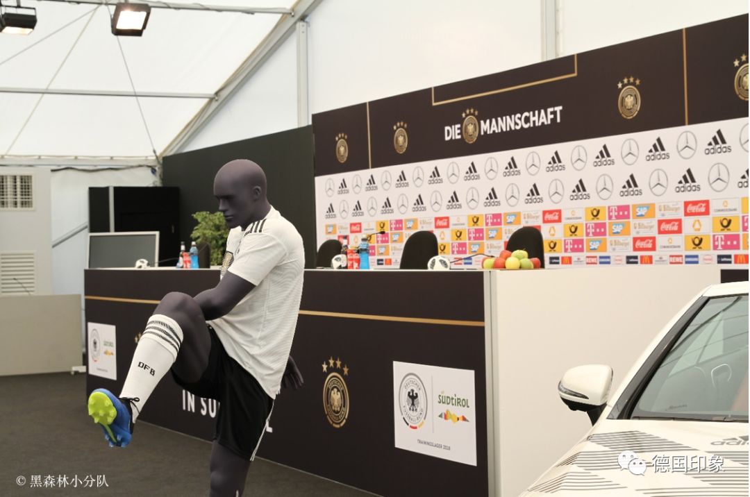 德国夺冠后向观众展示大力神杯,2022世界杯德国队虽败犹荣