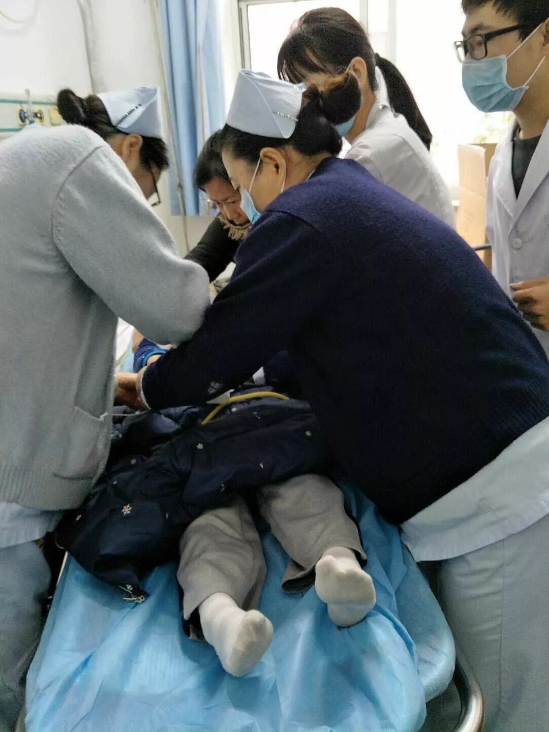 家长受不了煎熬倒地抽搐,孩子发生抽搐怎么办