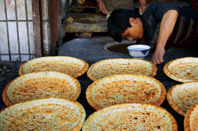 *疆新**人文地理丨一个馕的两极——于固守传统与疯狂创新之间穿梭