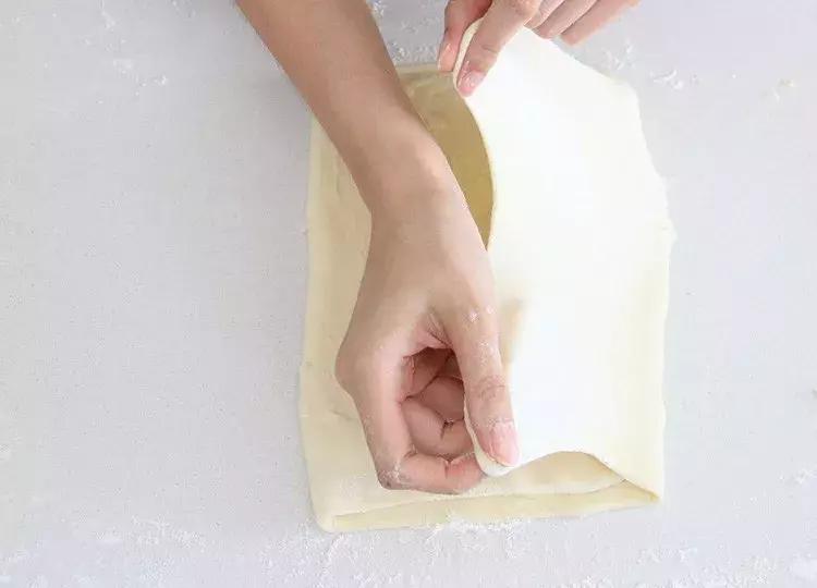 层层酥脆奶香浓郁太好吃了,榴莲酥有层次的酥皮