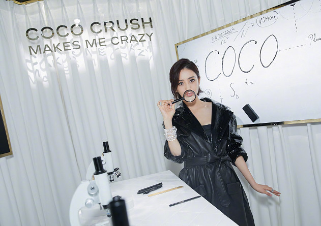 佟丽娅的纸尿裤造型火了，这样的时尚你敢追吗？