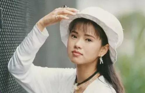 深夜怒怼直男癌的她，却日常被吐槽戏多矫情玻璃心？