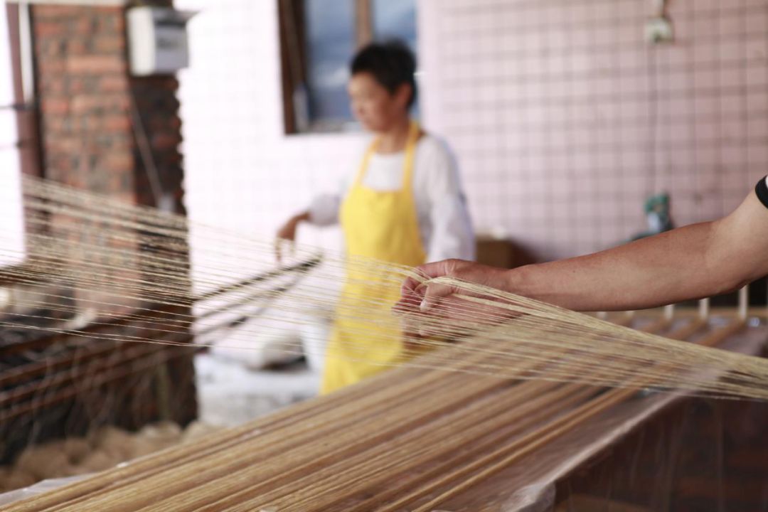 利用秸秆做袜子,用泥土做袜子