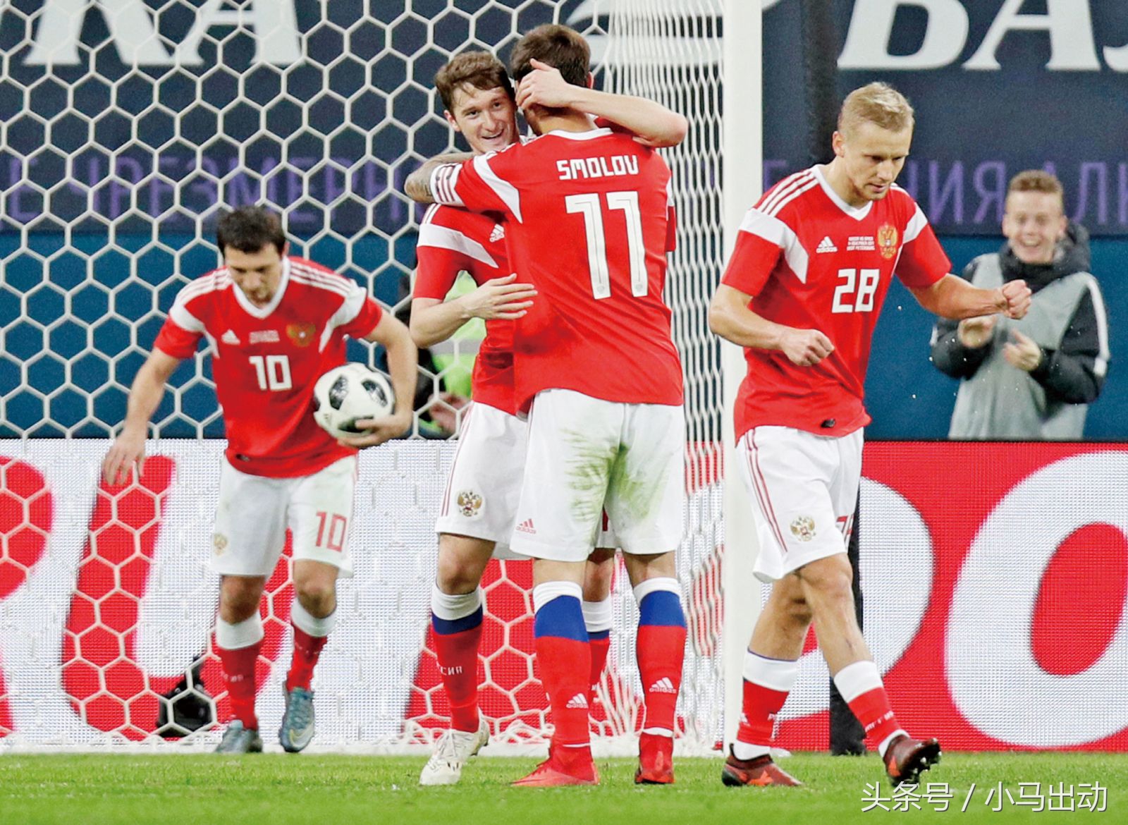 俄罗斯世界杯今天开锣，32支球队64场比赛激情四射，央视全程直播