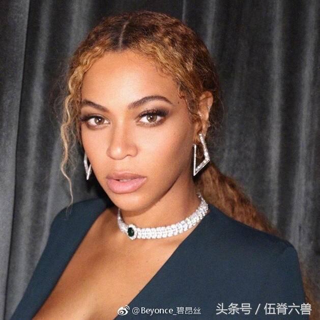 阿黛尔见她秒变迷妹，1人领20座格莱美，她凭啥是身价最高黑人？