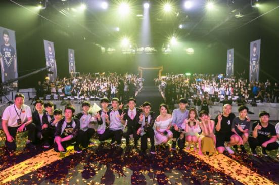 rng夺冠粉丝泪目,rng夺冠中国粉丝庆祝震撼场面