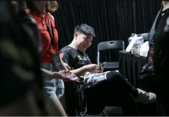 rng夺冠粉丝泪目,rng夺冠中国粉丝庆祝震撼场面