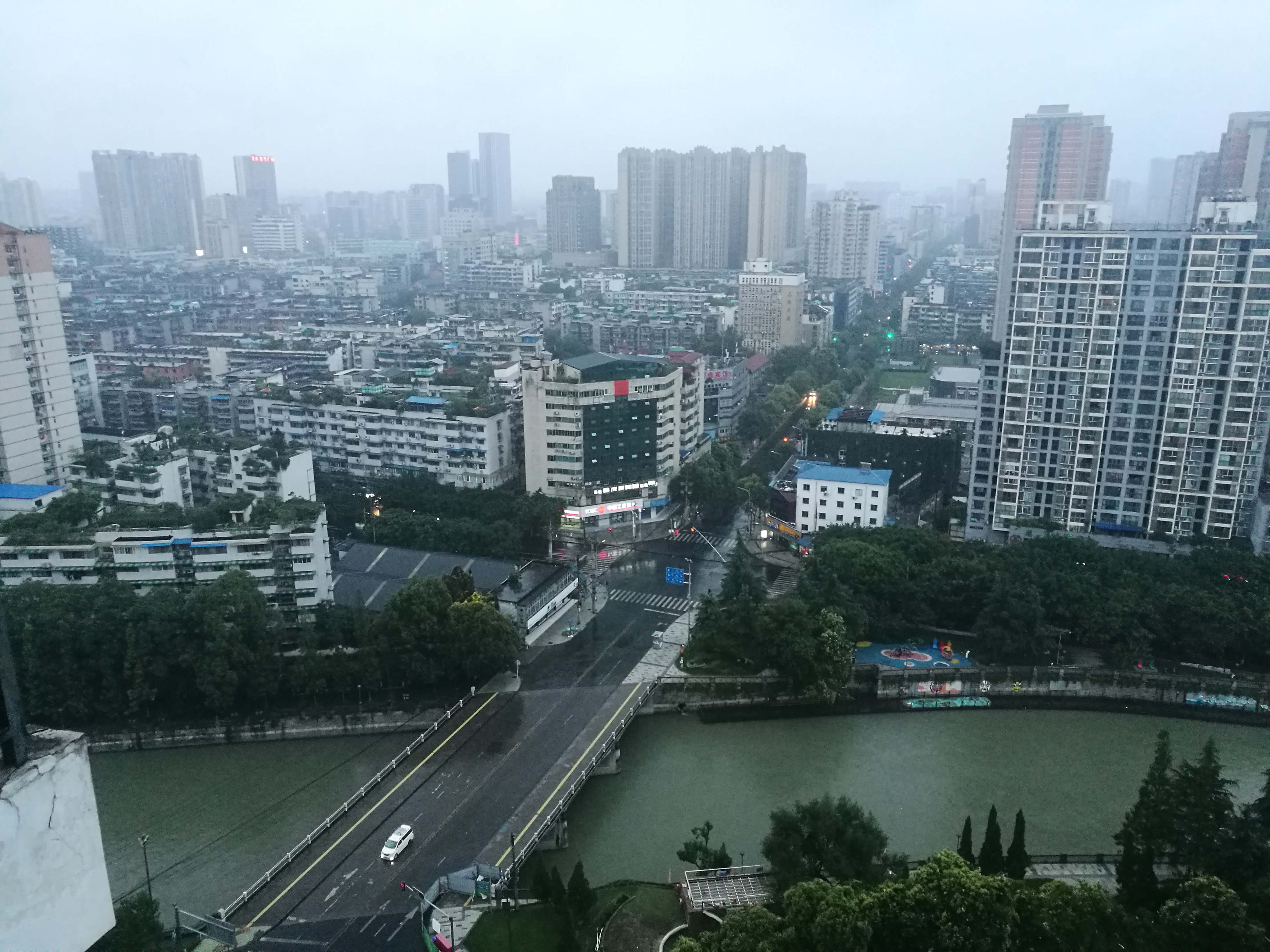成都雨歌曲原唱,成都的冬天诗歌