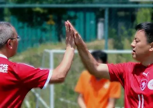 街头男孩踢足球,小县城踢野球的男人