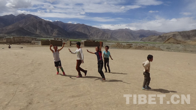 没有专业球鞋却怀揣闪亮梦想雅江边足球小将“预热”世界杯