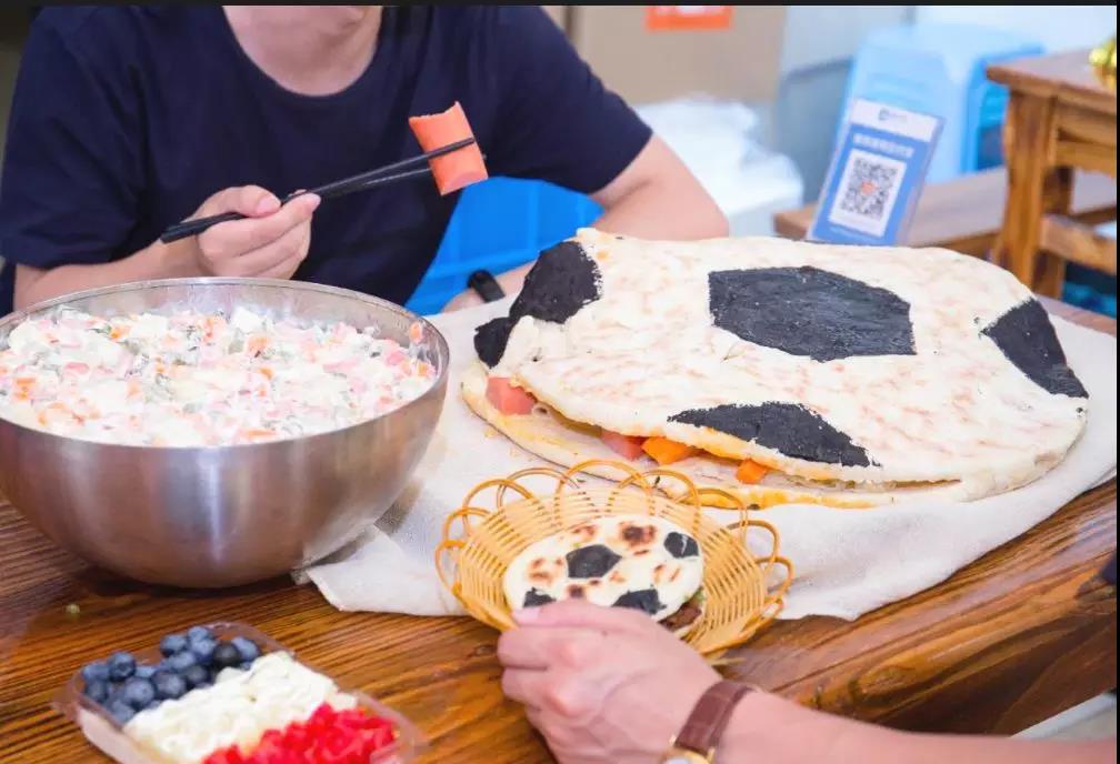 肉夹馍店老板7天爆改世界杯主题餐厅,网易、华为员工争着入伙