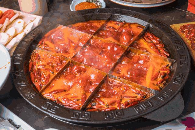 这家妖不到台的火锅，竟然把世界杯搬进店里！吃一口爽到俄罗斯！