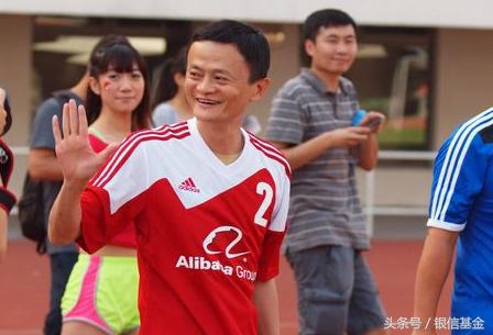 足球在绿茵场滚动,在绿茵场上肆意奔跑的快乐