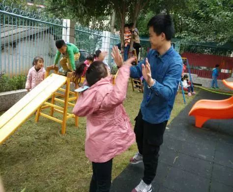 幼儿园教师用爱诠释教育,幼儿园教师陪伴让孩子们快乐成长